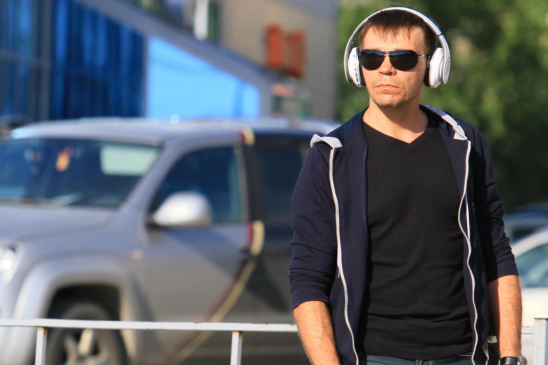 Как не потерять слух при использовании наушников: советы врача