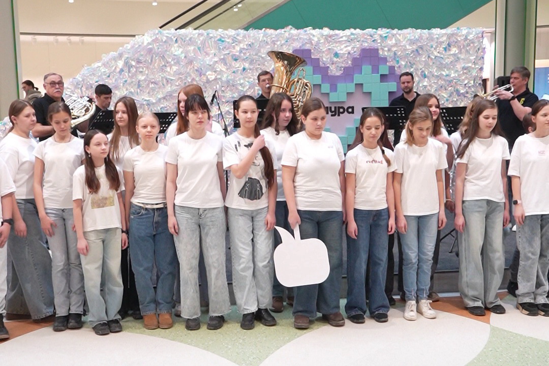 Живой концерт с хитами Зацепина устроили в «Ауре» — покупатели подпевали