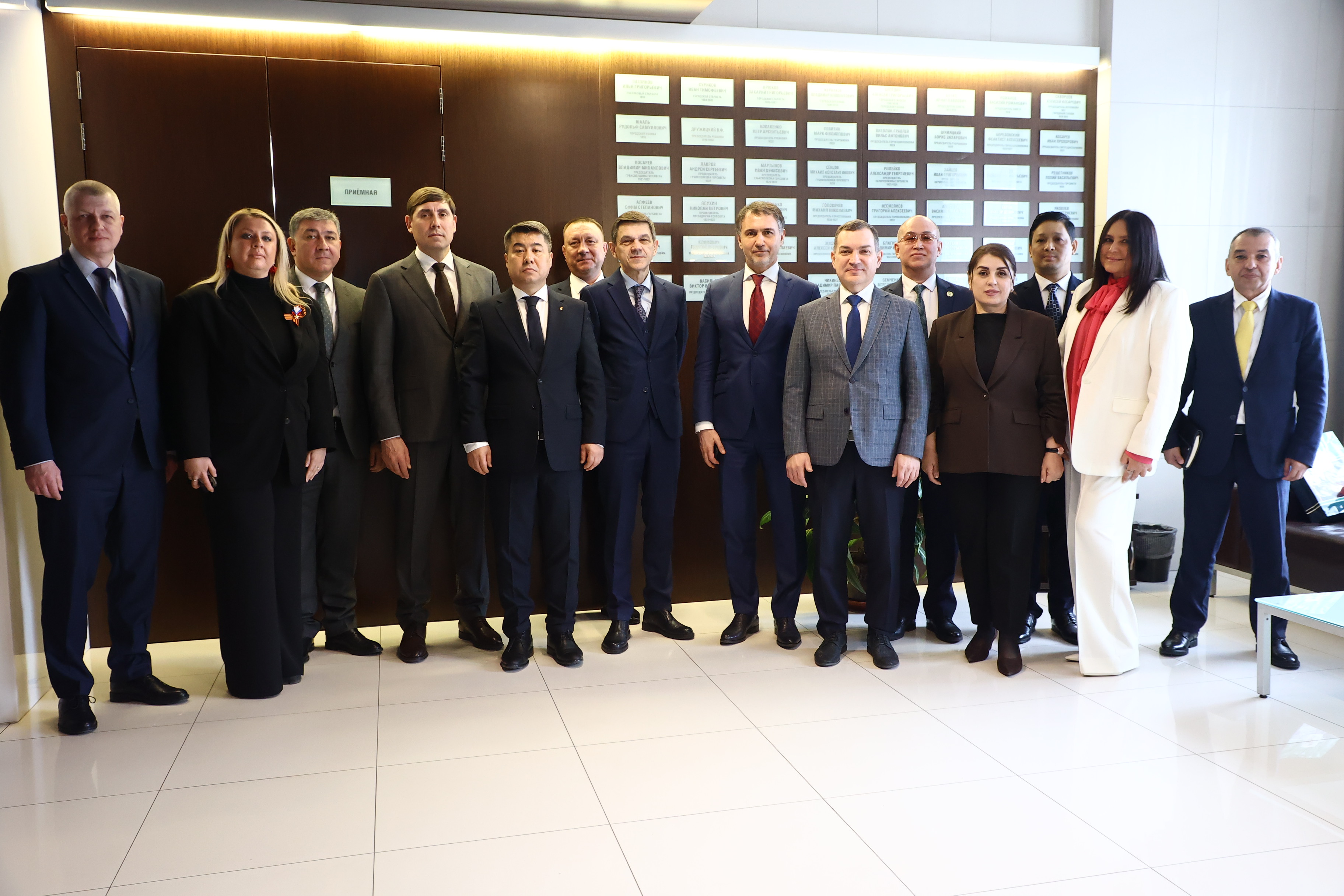 С дипломатами из шести стран встретился мэр Кудрявцев