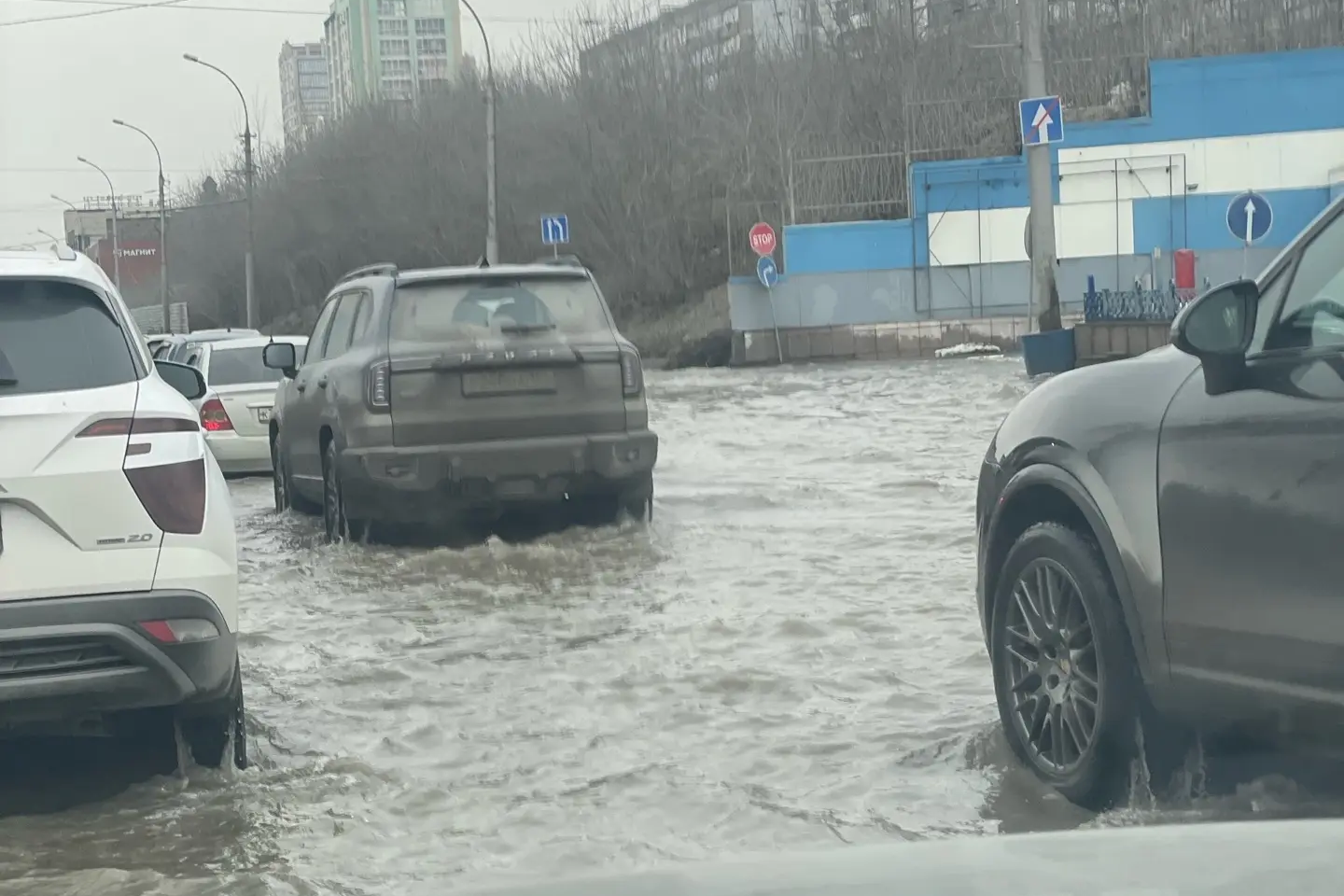 Из-за потопа на Ипподромской изменили маршрут троллейбусы в Новосибирске