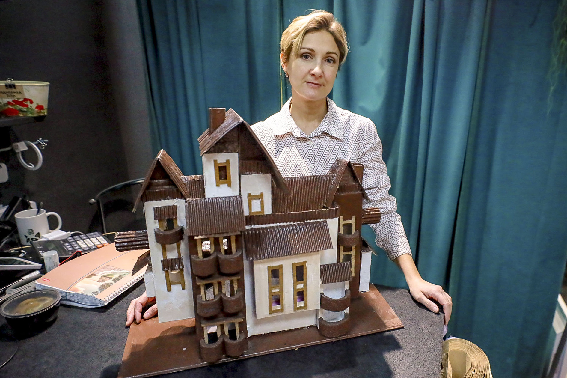 Фантазийные макеты домов делает из картона новосибирский флорист