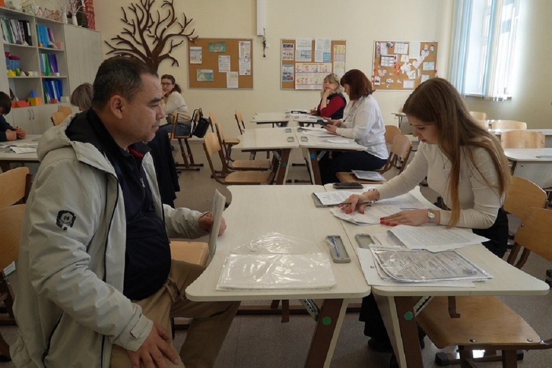 Без паник и очередей: как проходит запись в первый класс на Плющихинском