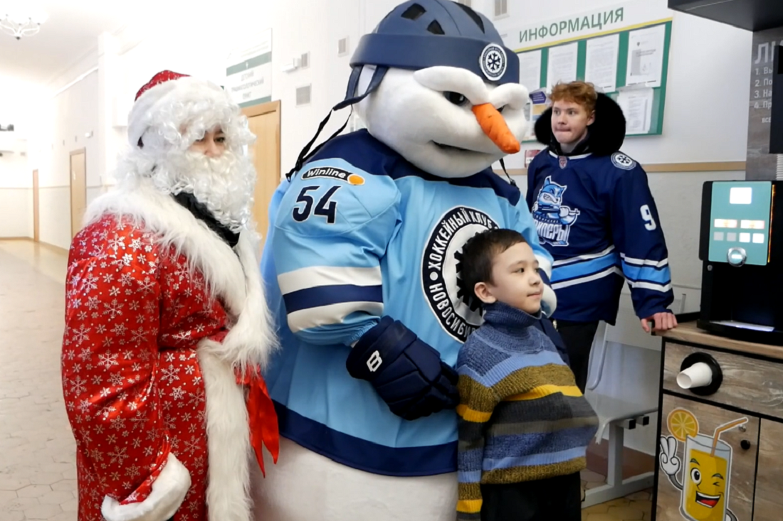Новогодний автобус со Снеговиком объехал детские больницы Новосибирска