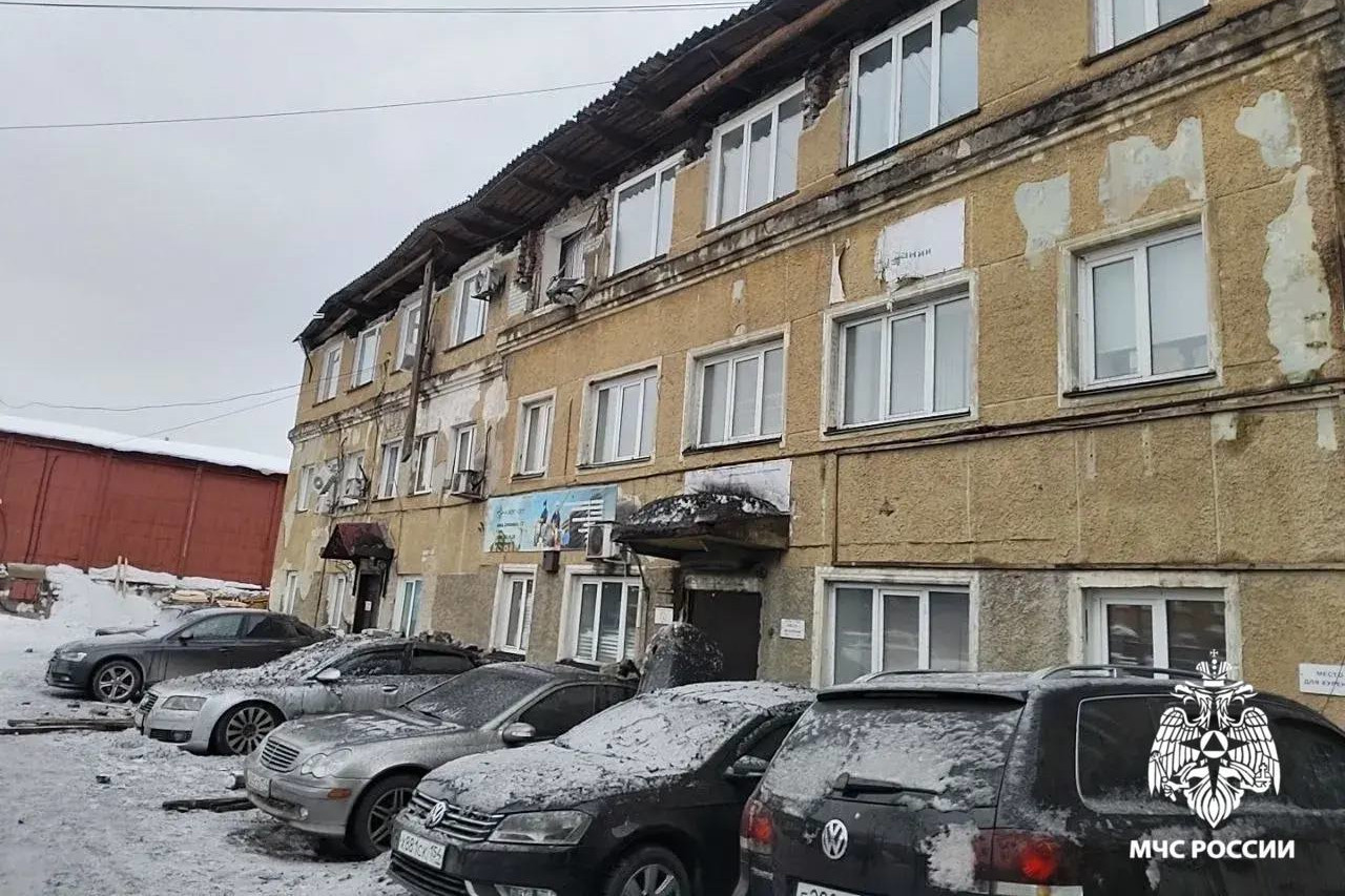 Две крыши рухнули под тяжестью снега в Новосибирской области