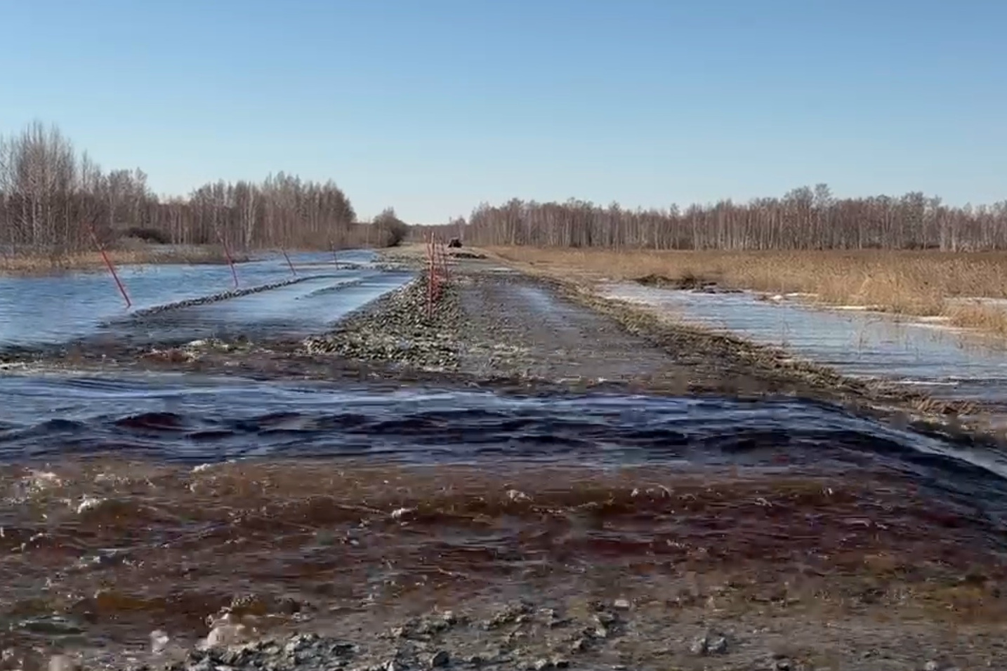 Талые воды перекрыли проезд на шести дорогах Новосибирской области