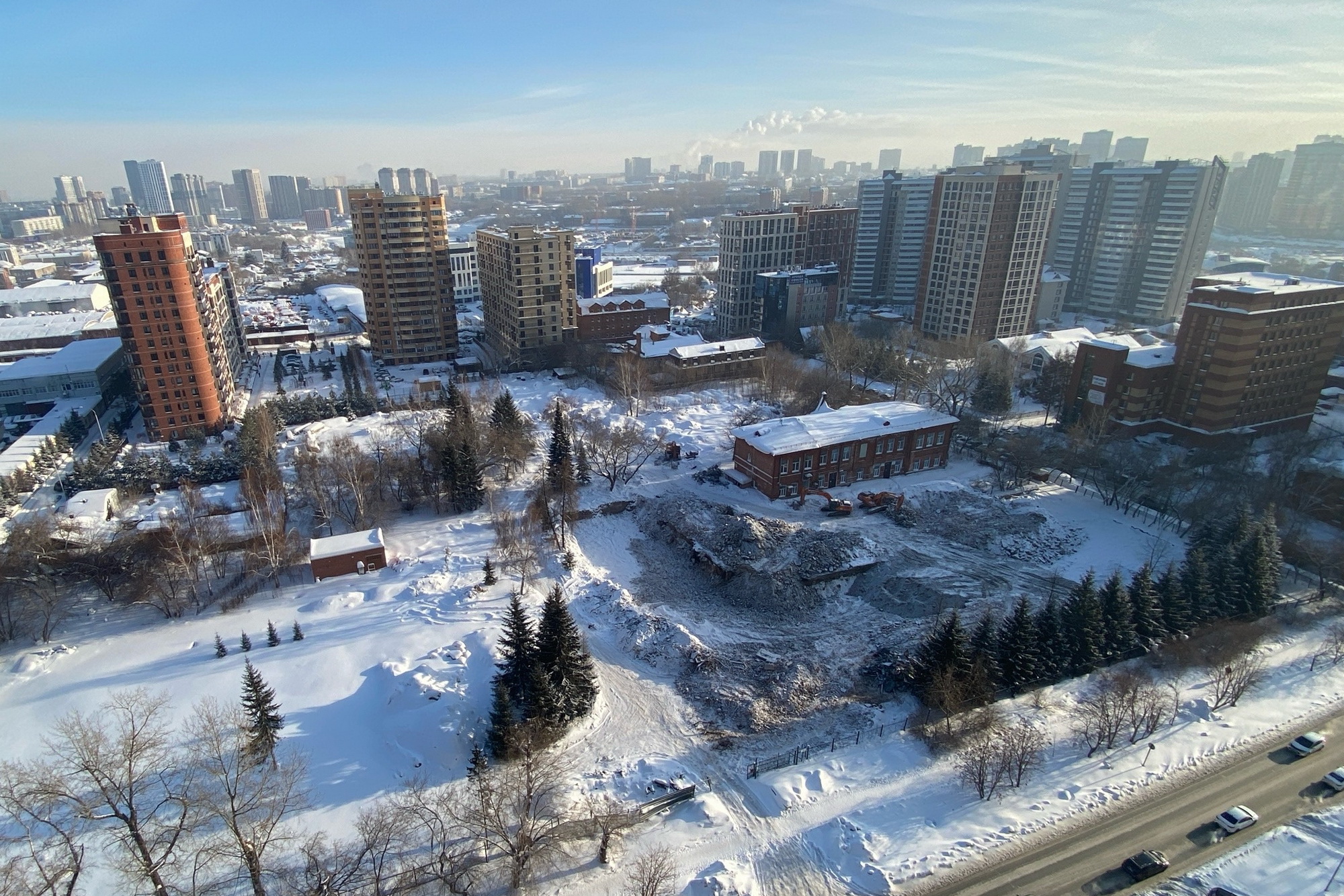 В центре Новосибирска разрушили корпуса старой инфекционки: фото