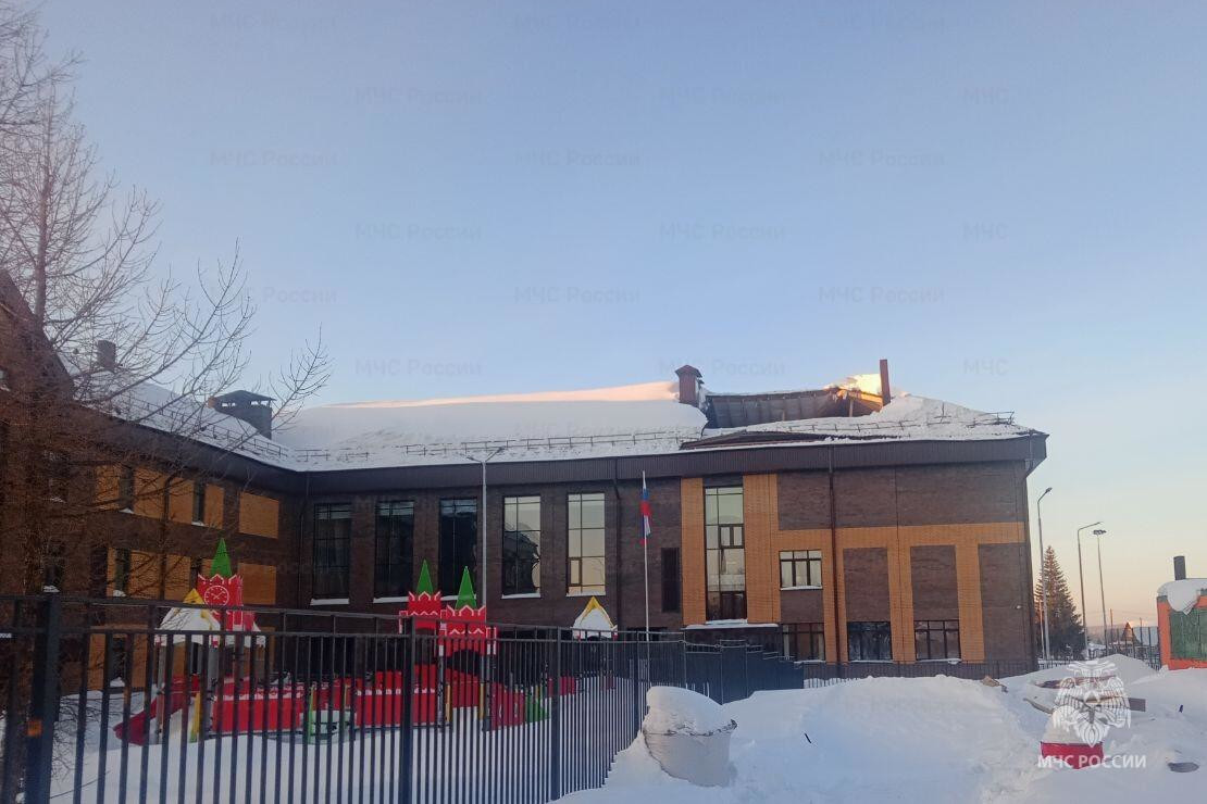 Крыша школы в Новосибирской области обрушилась при уборке снега