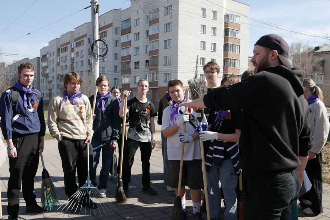 Школьники дружно вышли на субботник у памятника Зорге в Новосибирске