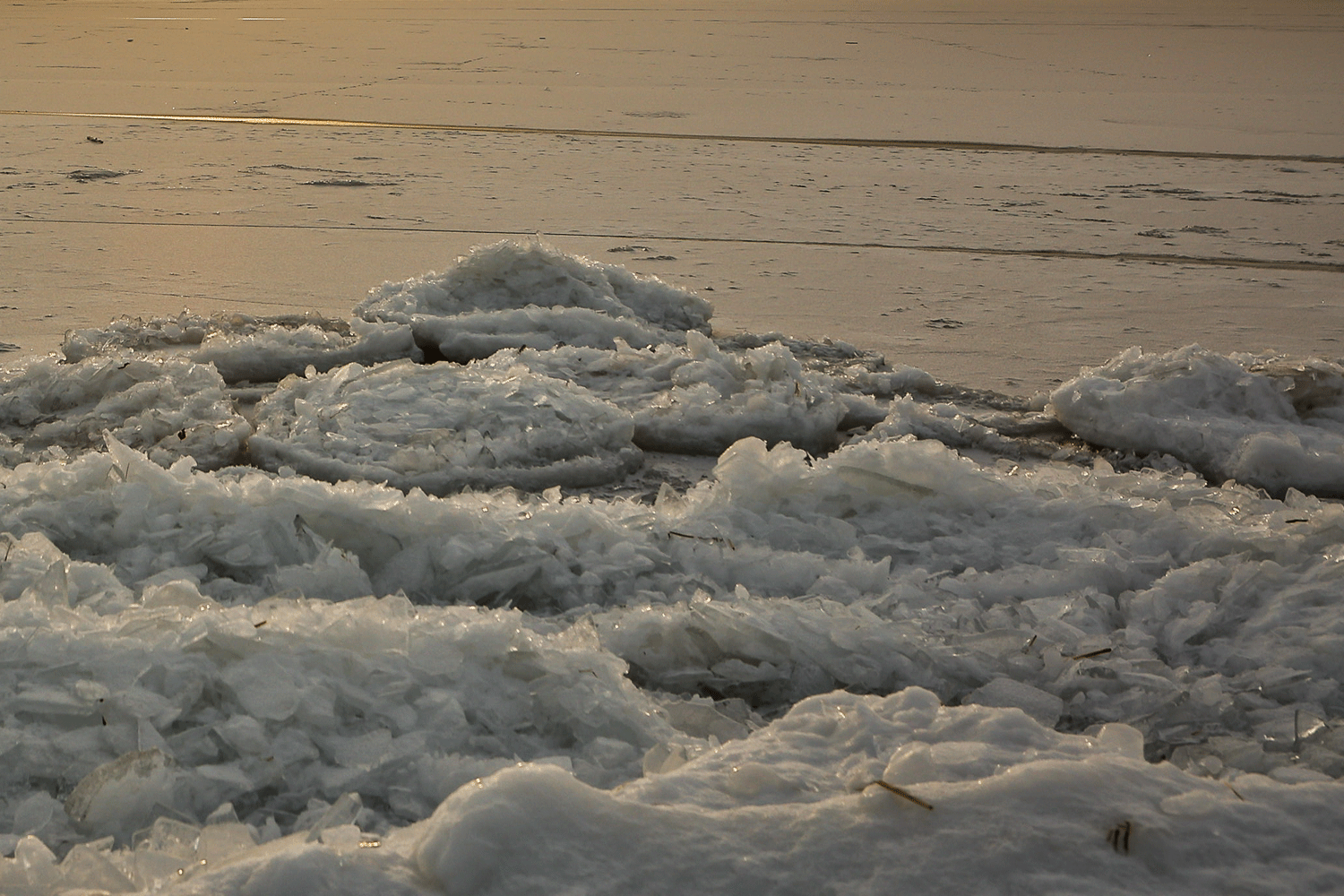 Сапёры-ракетчики взорвали лёд на реке Пашенке под Новосибирском