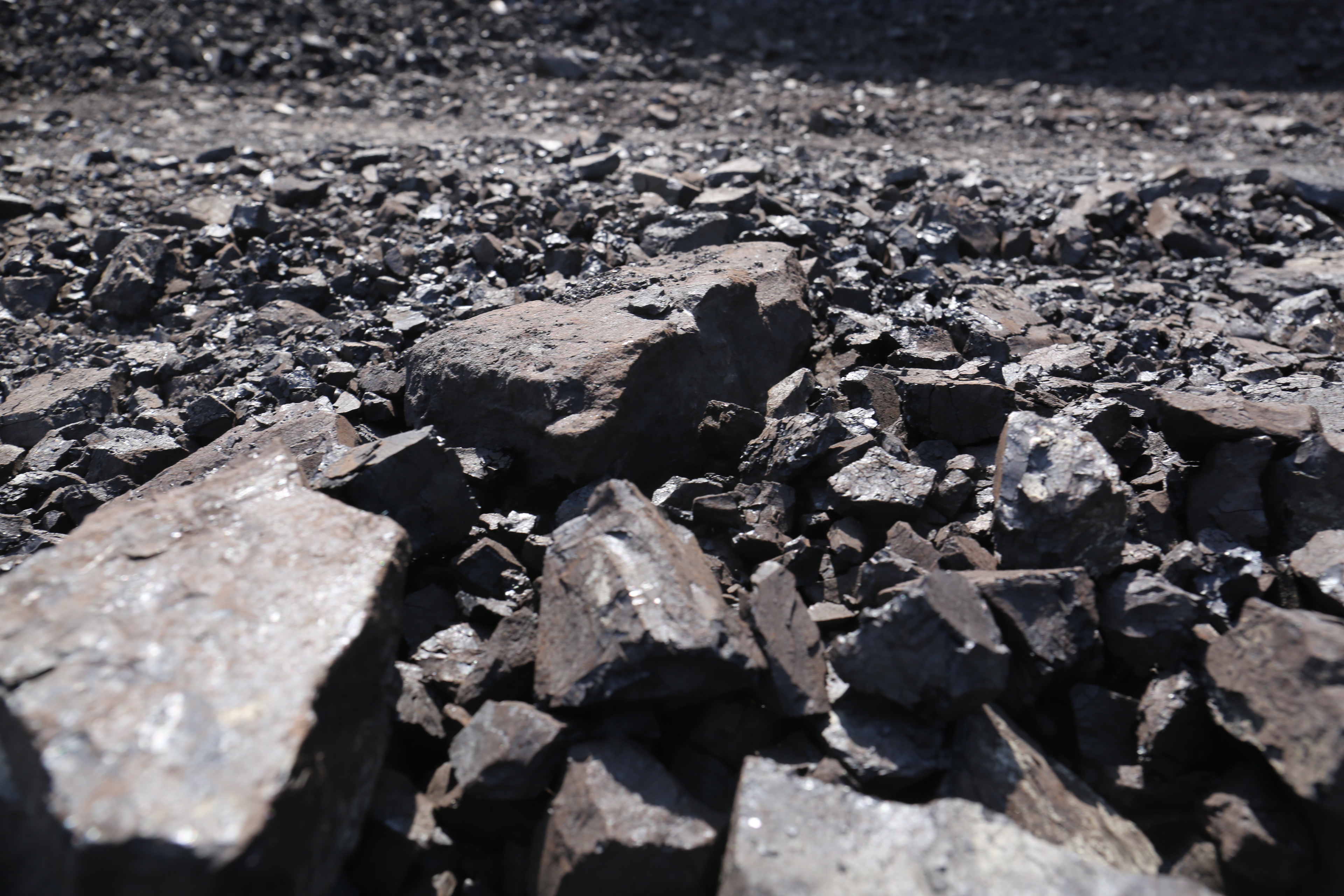 Из-за массовых взрывов породы перекроют дорогу у карьера под Колыванью