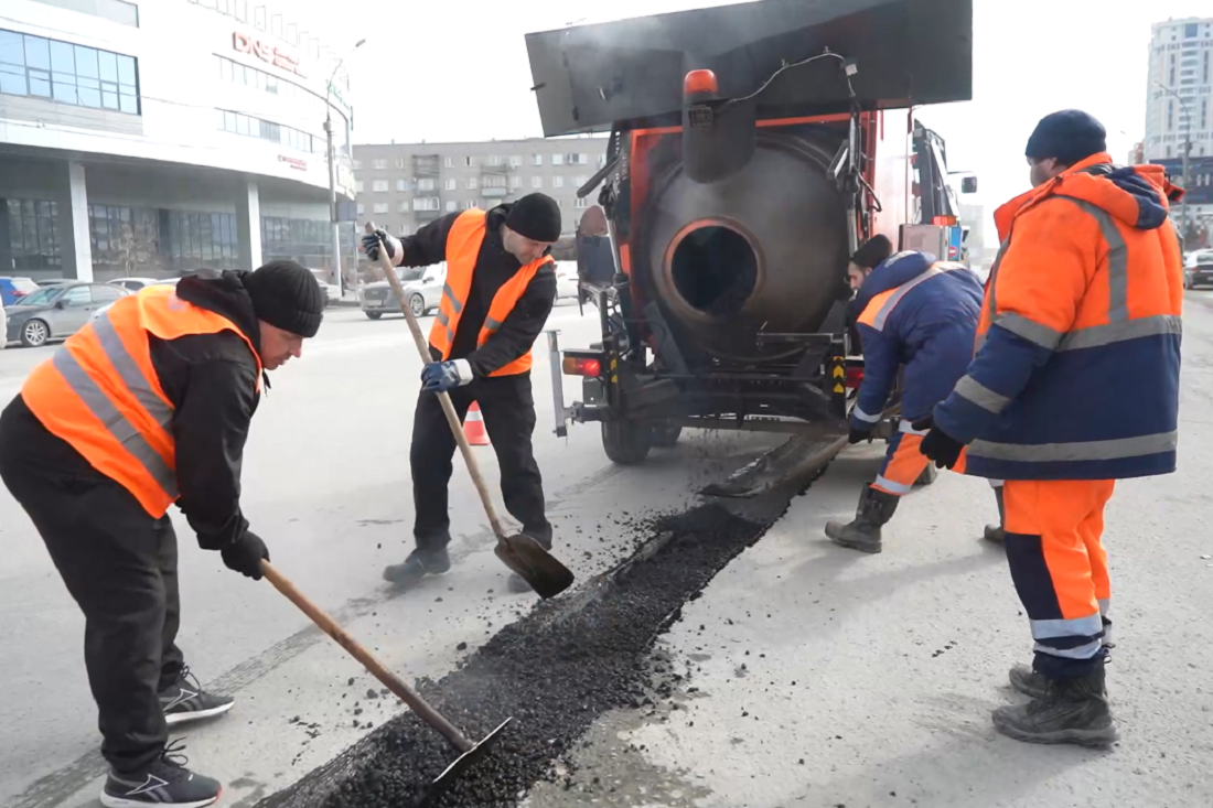 Рециклер кладёт заплатки из горячего асфальта на улице Кошурникова
