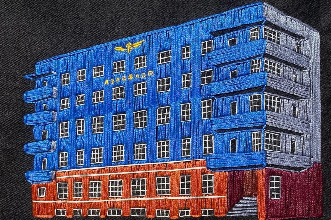 Петербургский художник вышивает гладью конструктивизм Новосибирска: фото