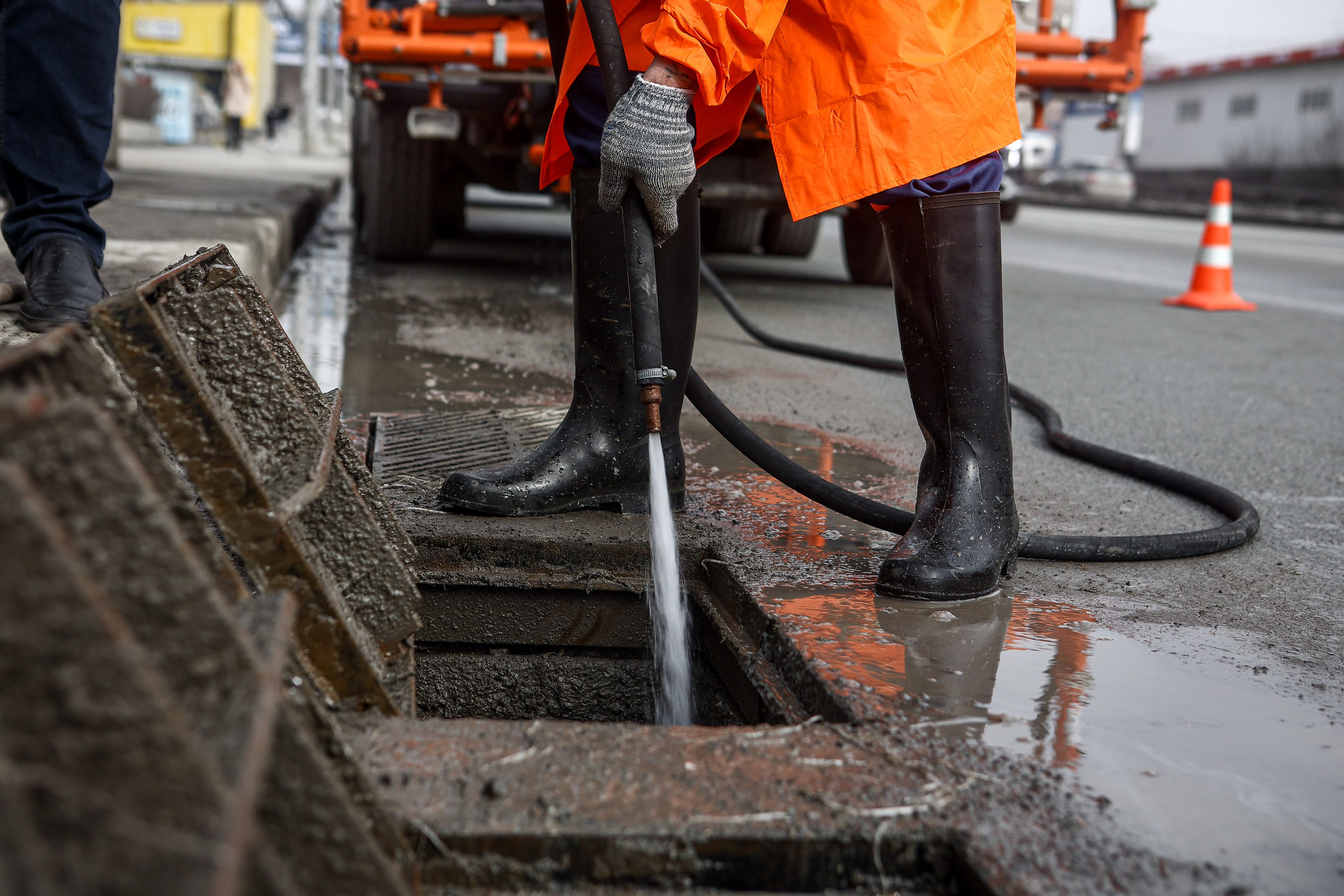 Ливнёвки в местах подтоплений расчистили от снега в Новосибирске