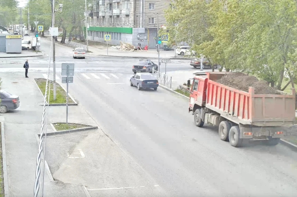 Водитель самосвала оставил на улицах Новосибирска глиняные горы