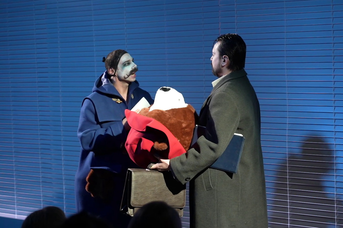 «Стакан воды» объединил английский двор и советскую эпоху в театре «Глобус»