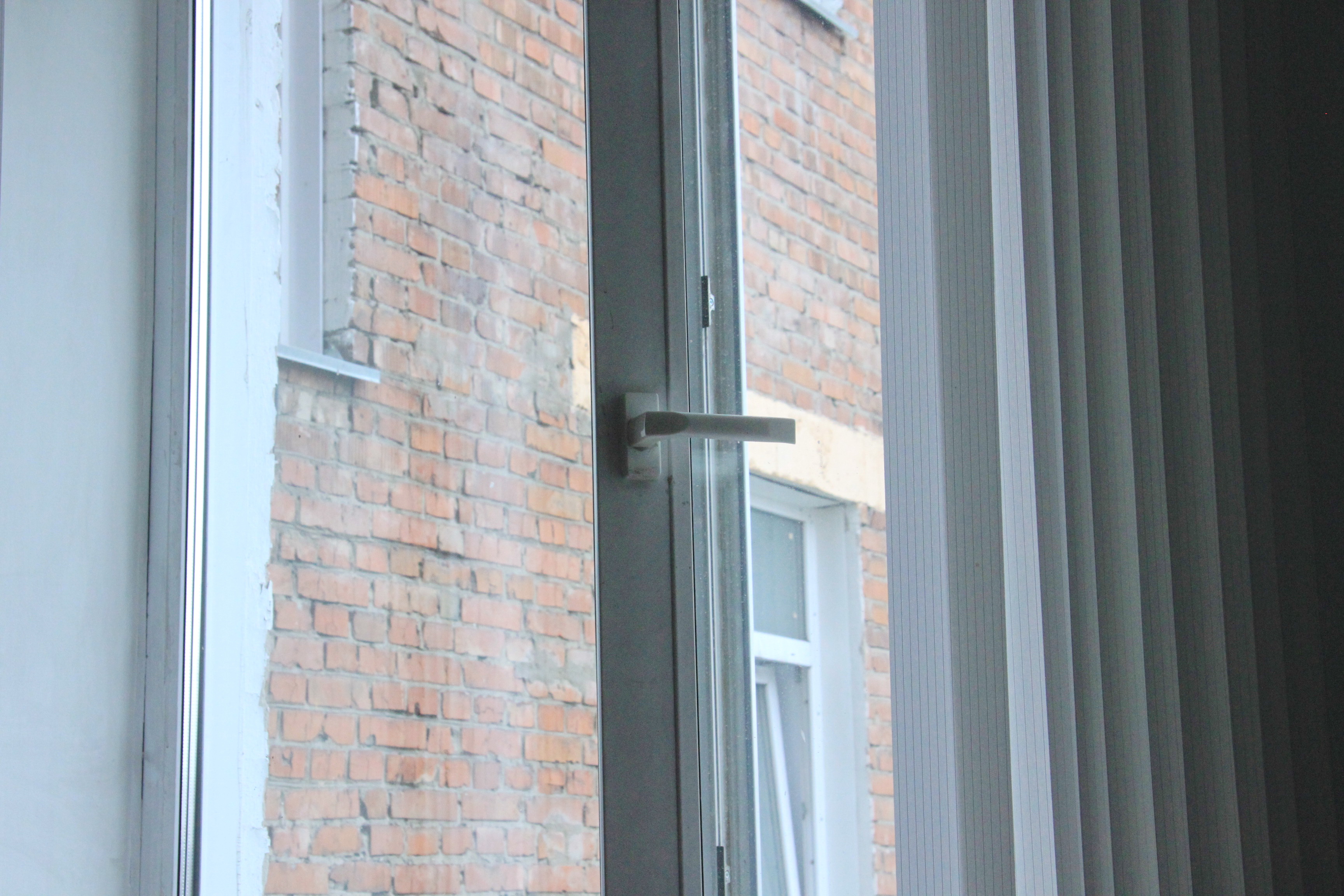 Как уберечь ребёнка от падения из окна