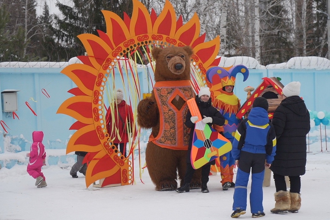 Сотрудники Горводоканала в День ЖКХ лазили на столб и бились подушками