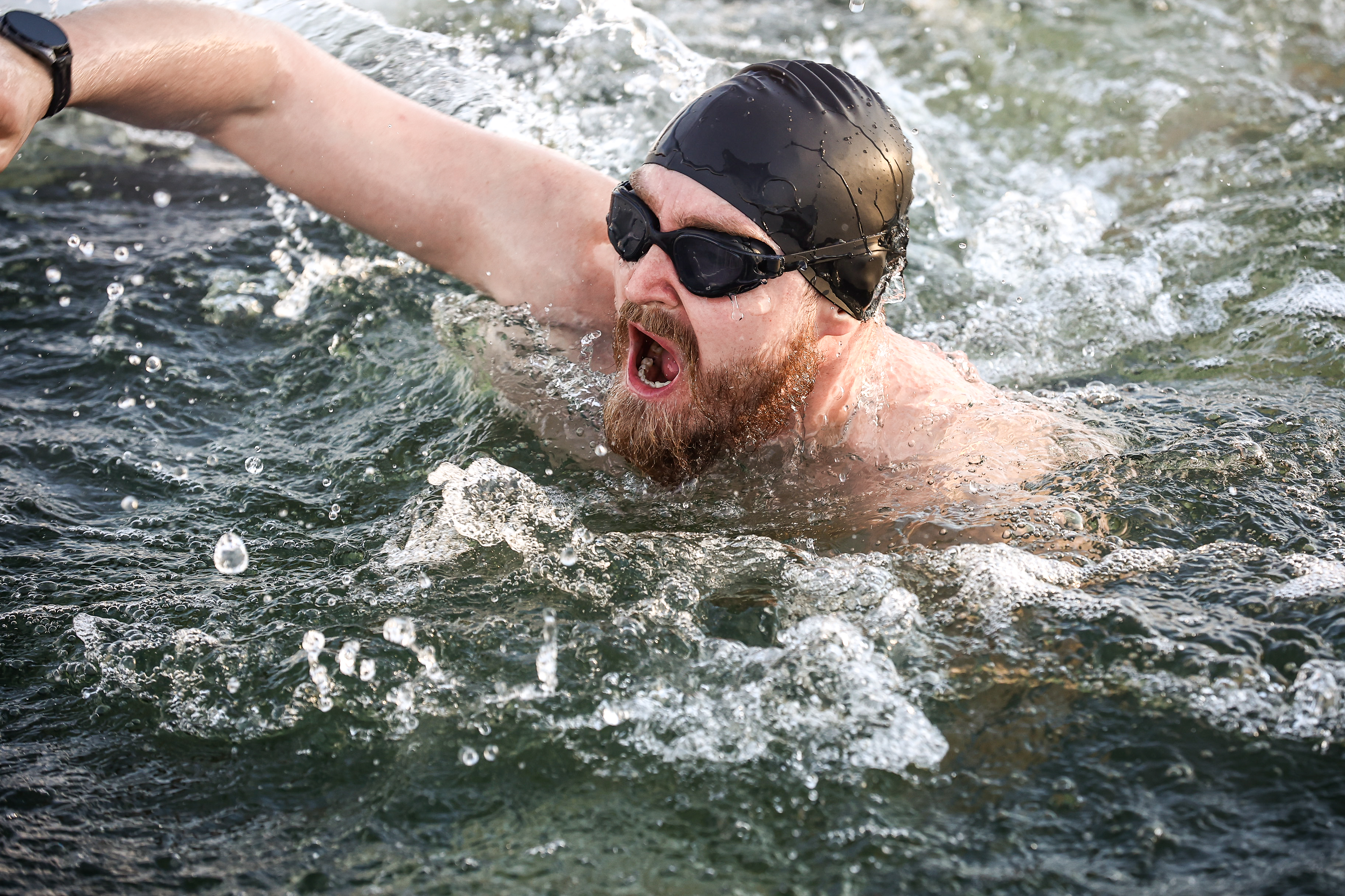 15 бесстрашных новосибирцев проплыли по 50 метров в ледяной воде