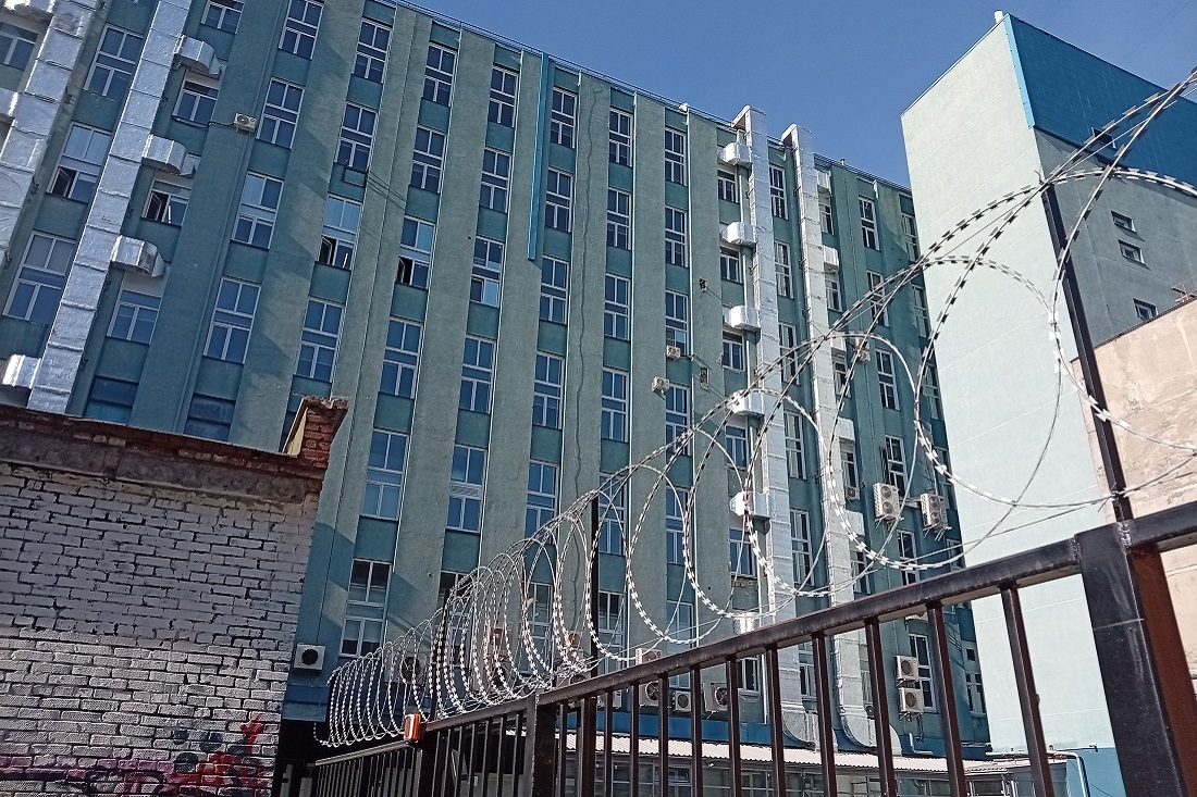 Колючей проволокой огородили здание Ростелекома в центре Новосибирска