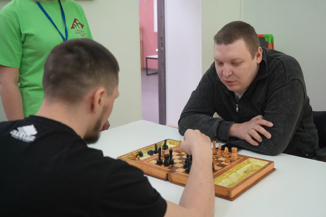 Отвлекают от травм: шахматы реабилитируют участников СВО в Новосибирске
