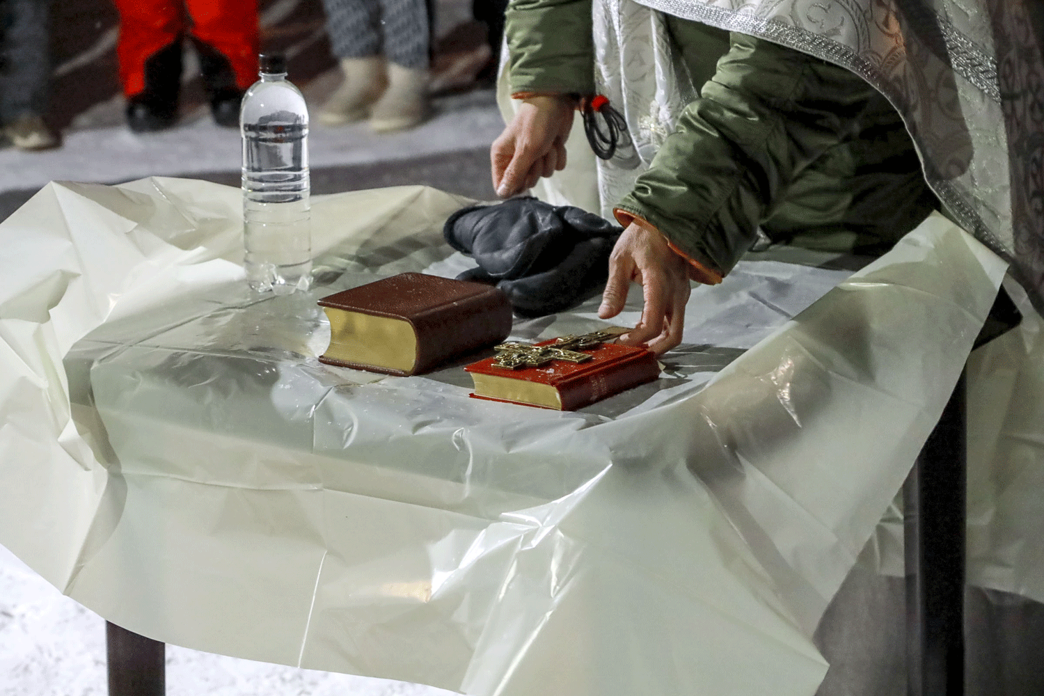 300 осуждённых окунулись в святую воду в Новосибирской области