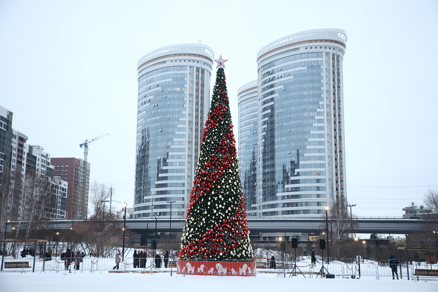 Мэр Кудрявцев открыл новогоднее пространство в Бугаков-парке
