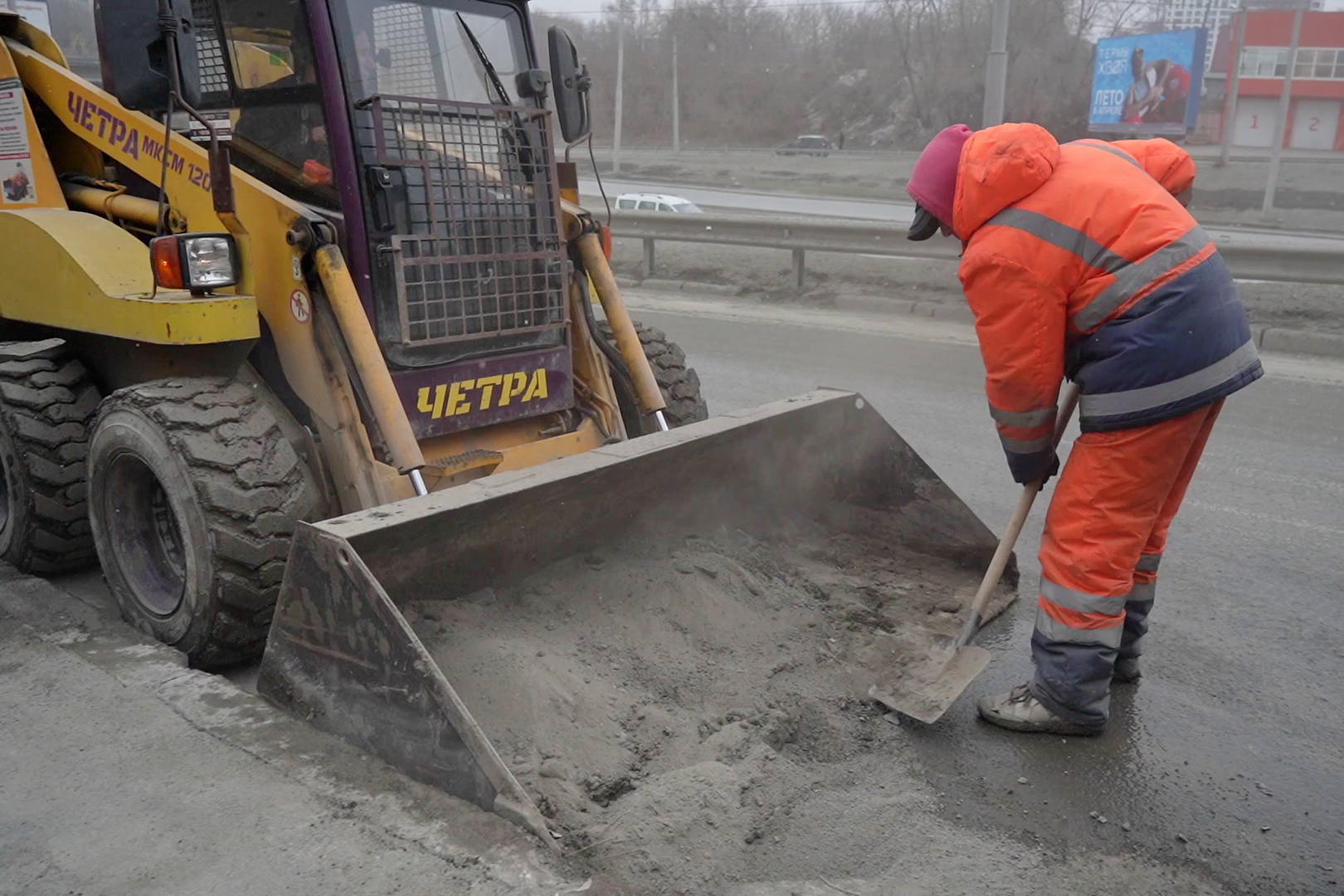 Целый арсенал новой техники вывели на комплексную уборку в Новосибирске