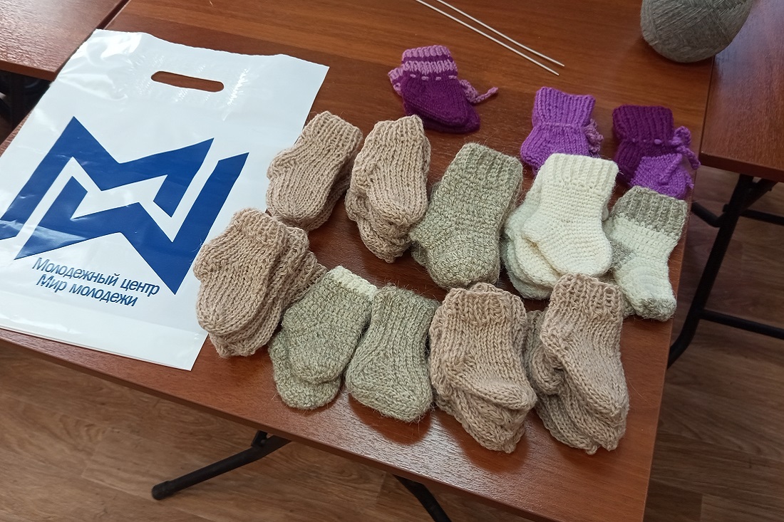Крошечные носочки для недоношенных малышей вяжут волонтёры Академгородка