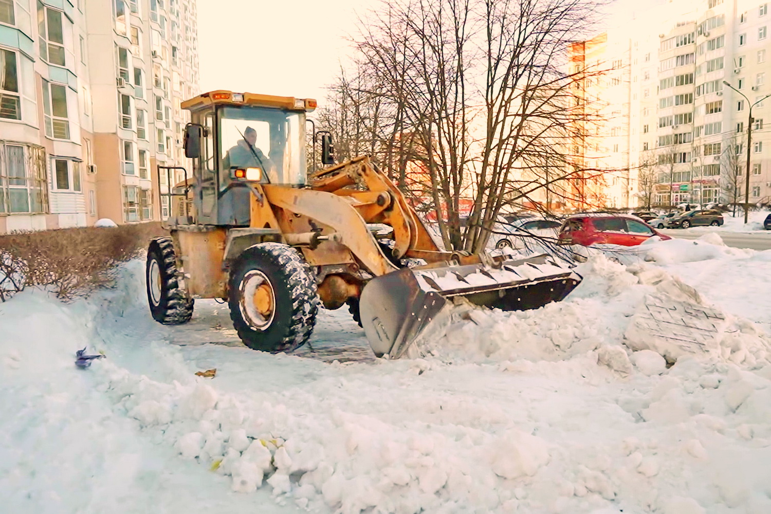 Погода не собьёт график: с дорог в Родниках убирают снежные кучи