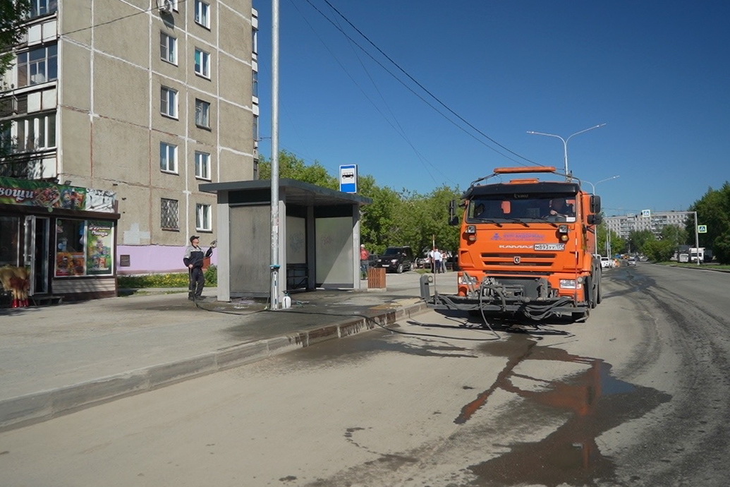 Влажная уборка не даёт асфальту плавиться на жаре в Новосибирске