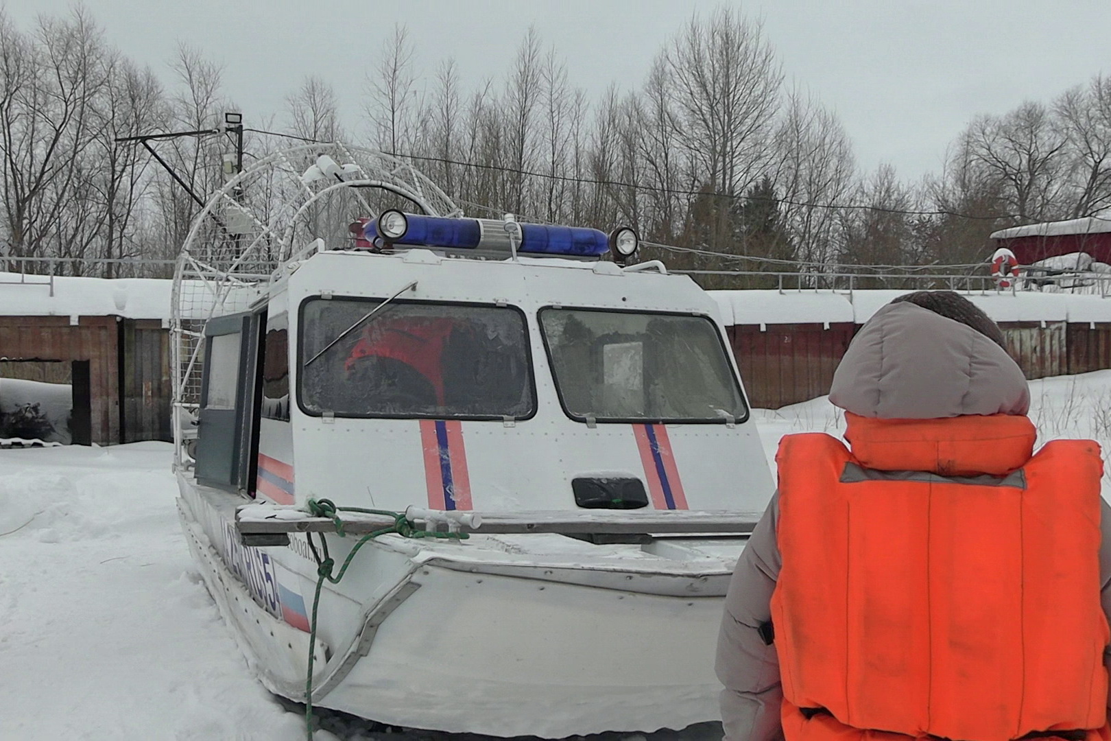 Юного Саву из Новосибирска прокатили на машине ДПС и катере «Тайфун»