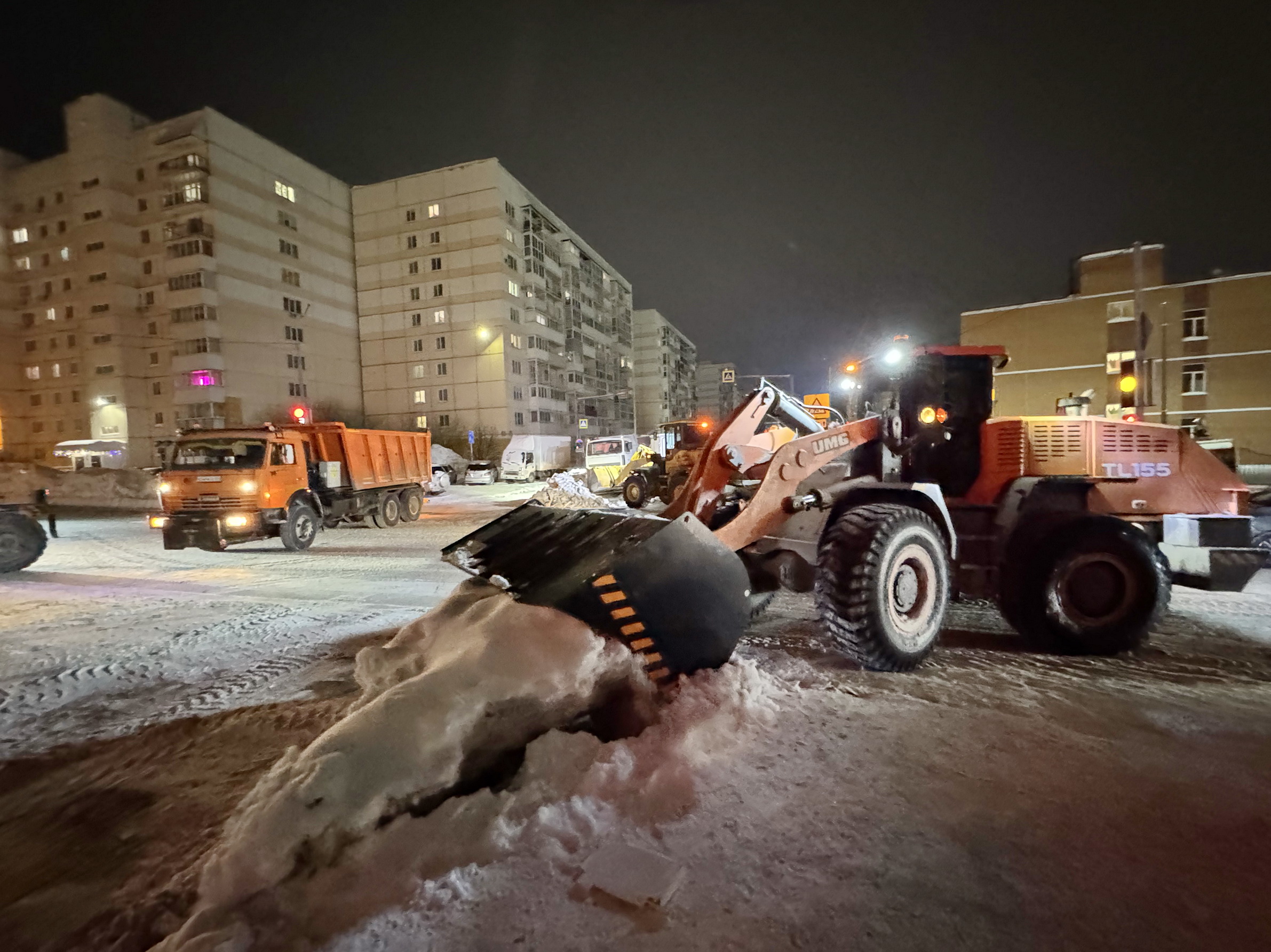Из-за метели рабочие смены дорожных служб продлили в Новосибирске
