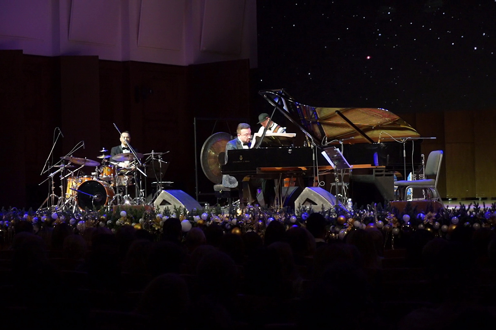 Маэстро шоу «Голос» Жилин привёз новосибирцам джазовый «Фонограф»