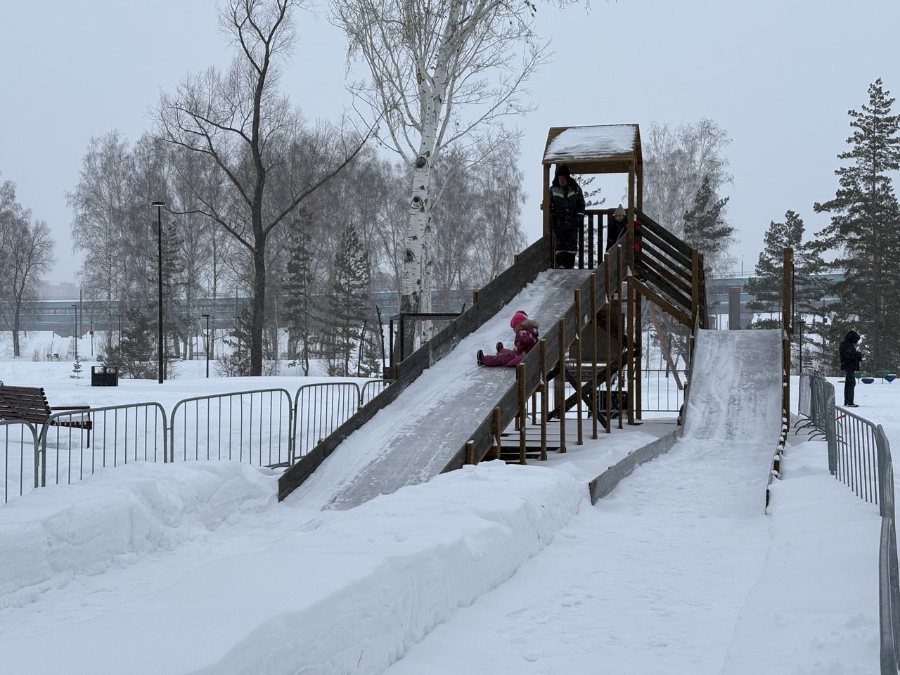 «Увидимся зимой»: в парках Новосибирска закрыли горки