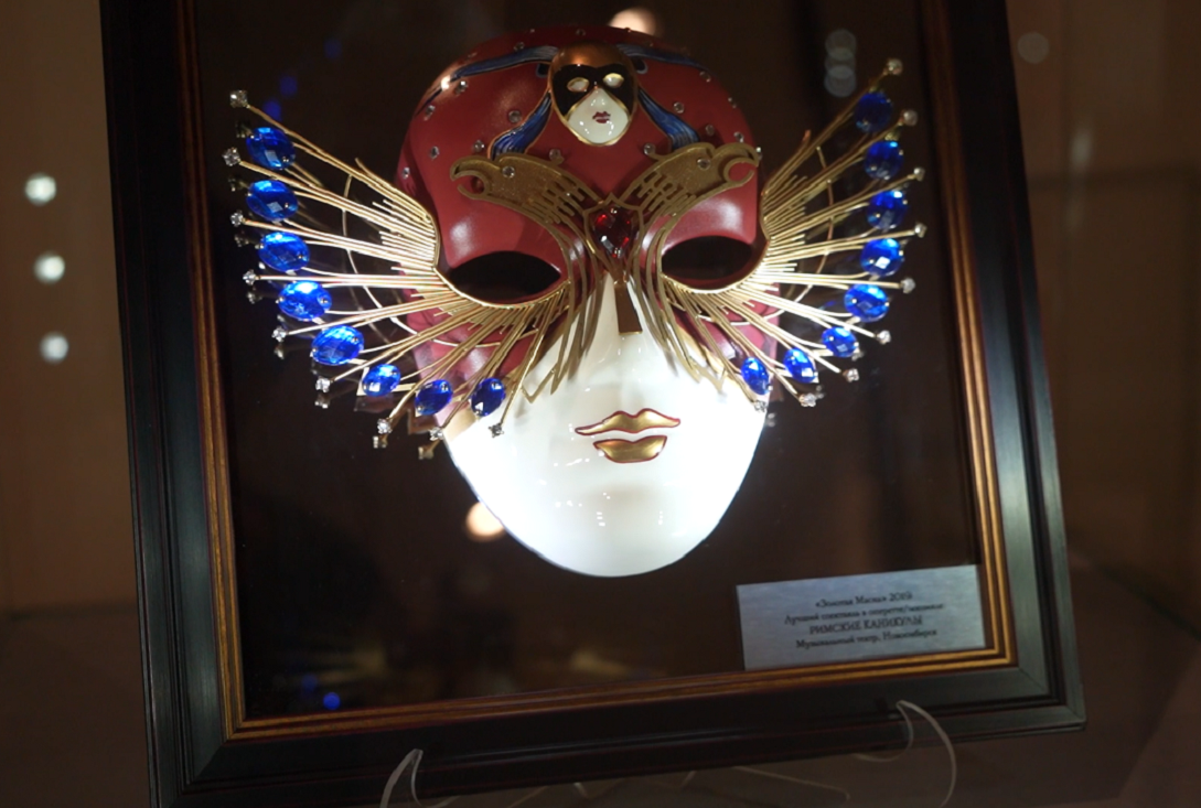 На новой выставке в краеведческом дают примерить «Золотую маску»