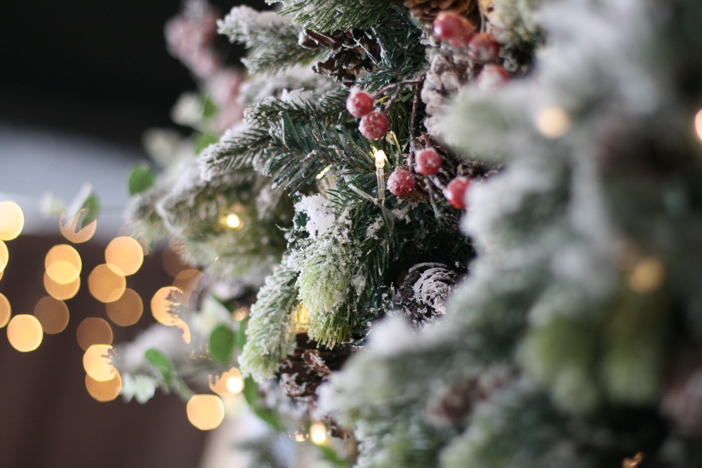 Ёлочка, не гори: как безопасно украсить квартиру гирляндами к Новому году