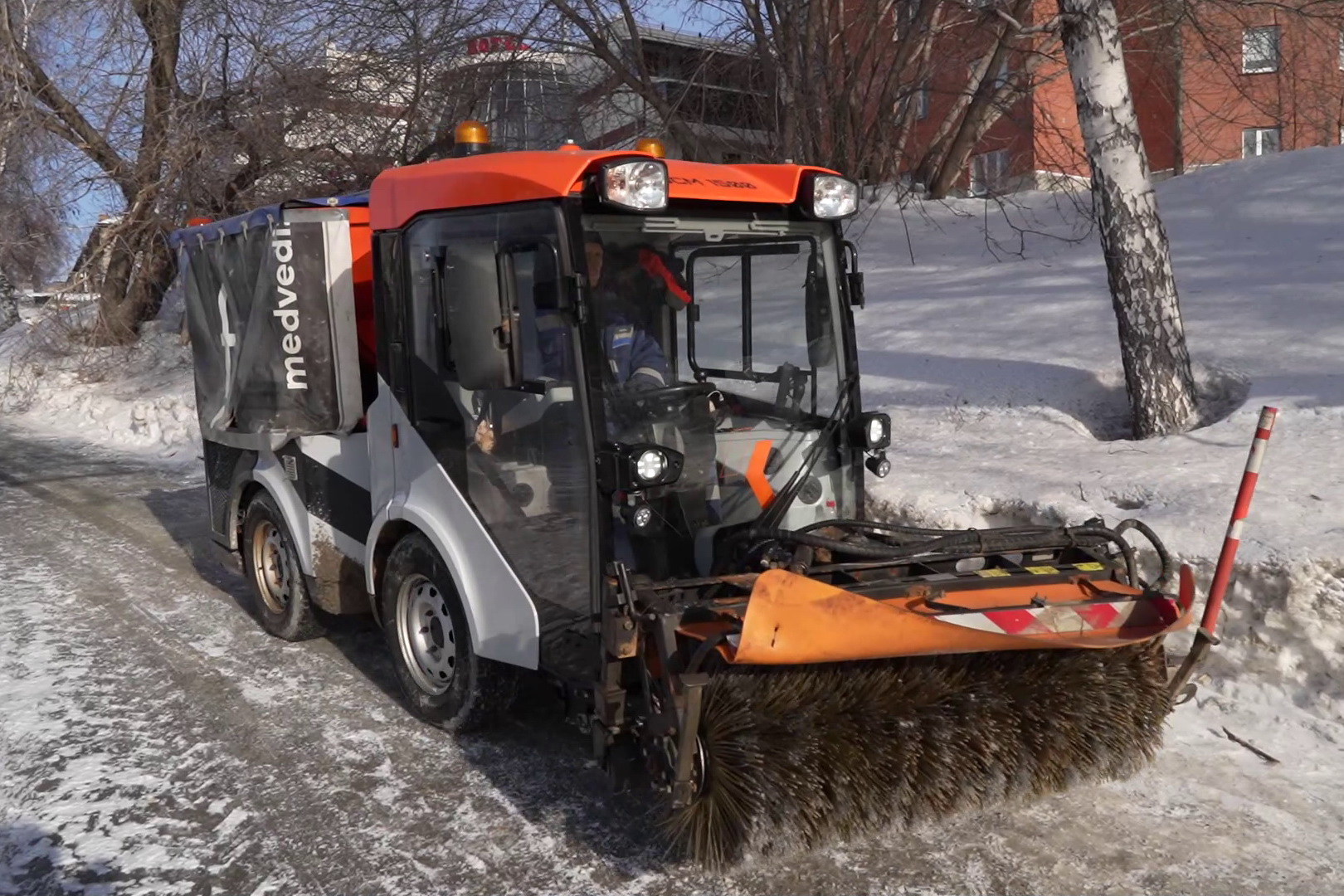 Дорожники солят и «перчат» обледеневшие улицы в центре Новосибирска