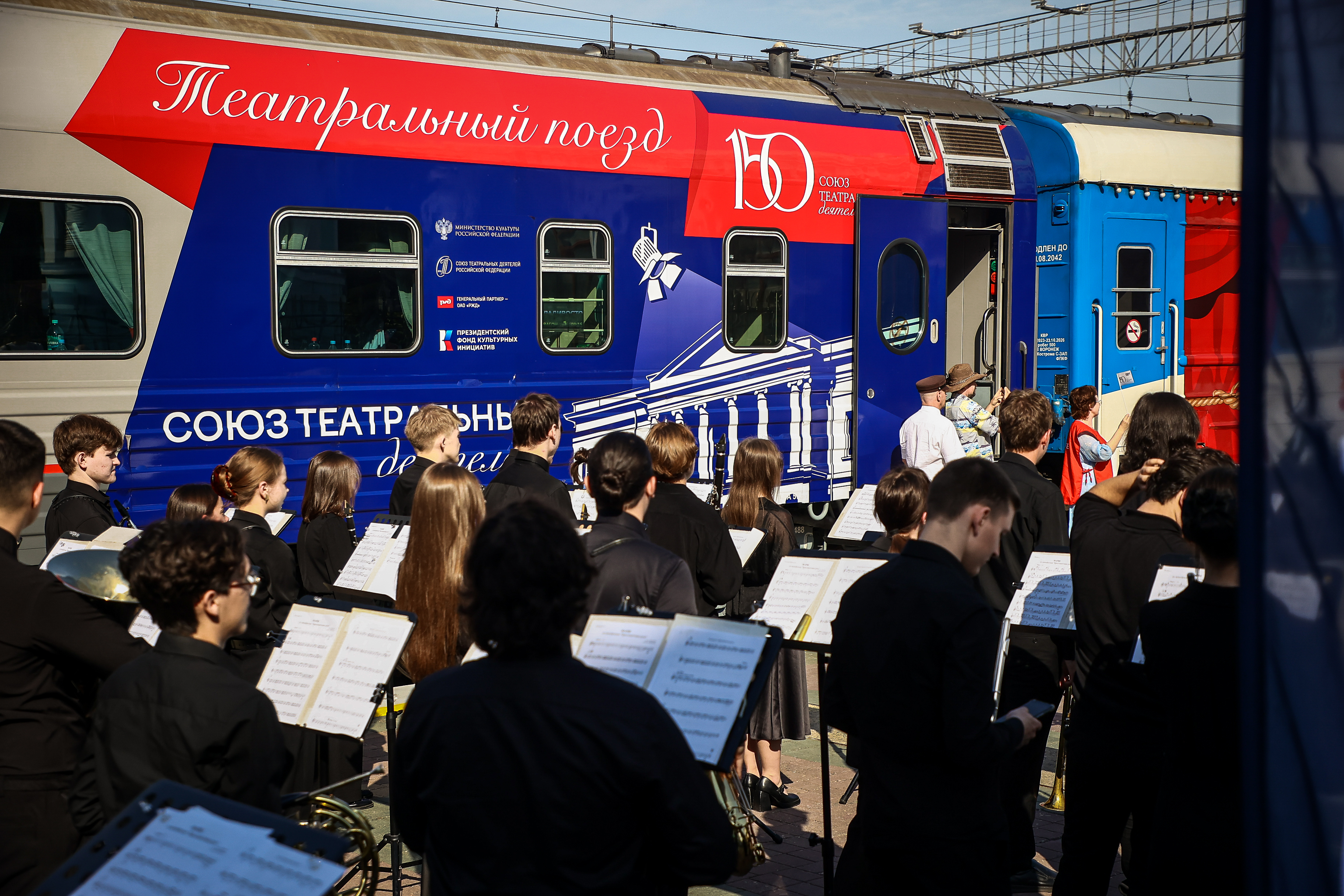 Подмостки на колёсах: театральный поезд встретили в Новосибирске