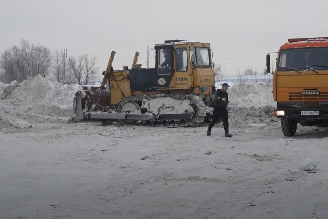 Снегоотвалы заполнены на 80% из-за обильных осадков в Новосибирске