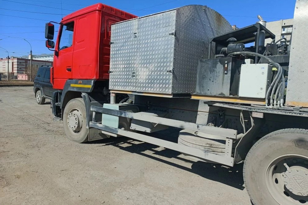 Литым асфальтом ремонтируют дороги в Октябрьском районе Новосибирска