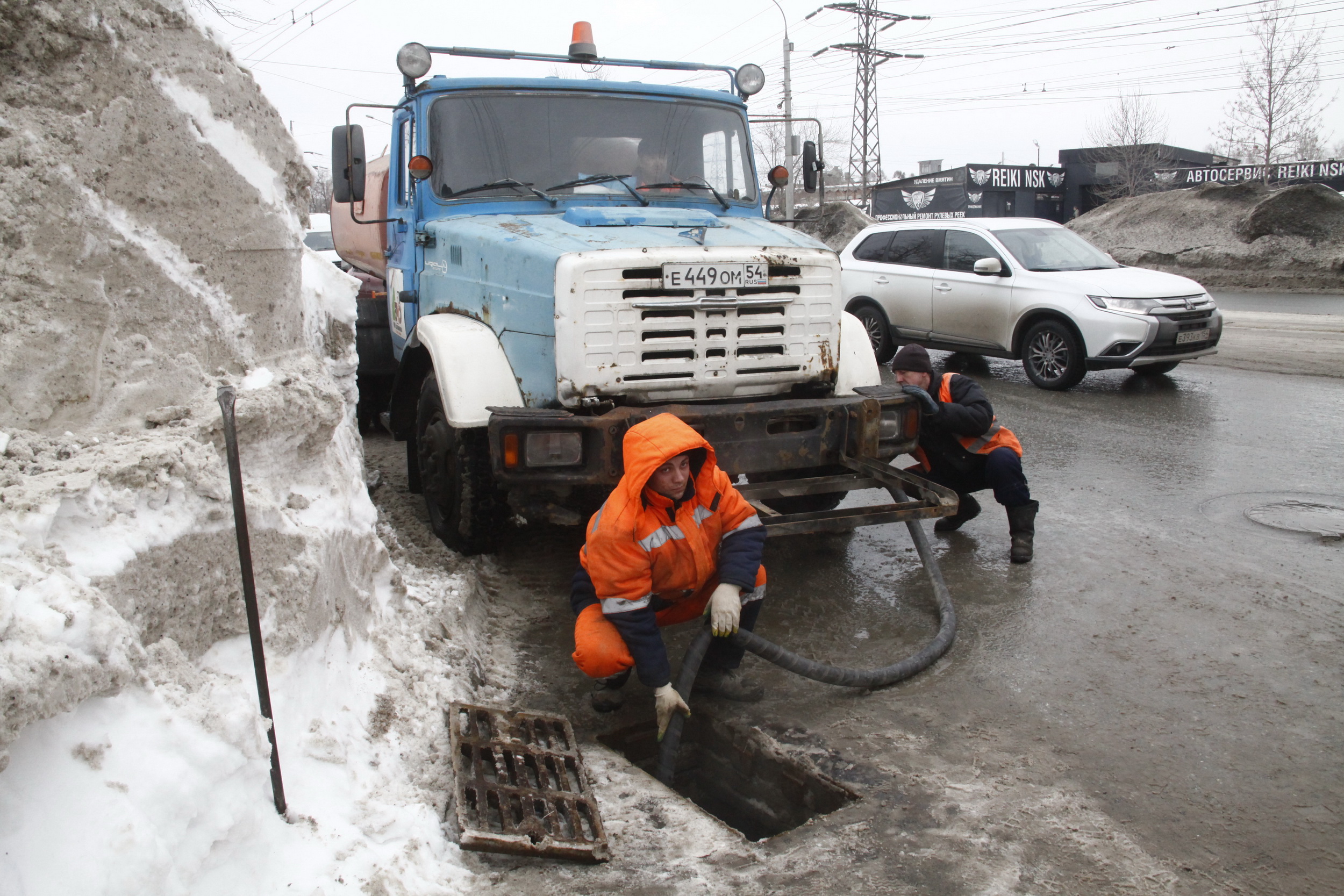 Уборка перед паводком: на Трикотажной вывозят снег и промывают ливнёвки