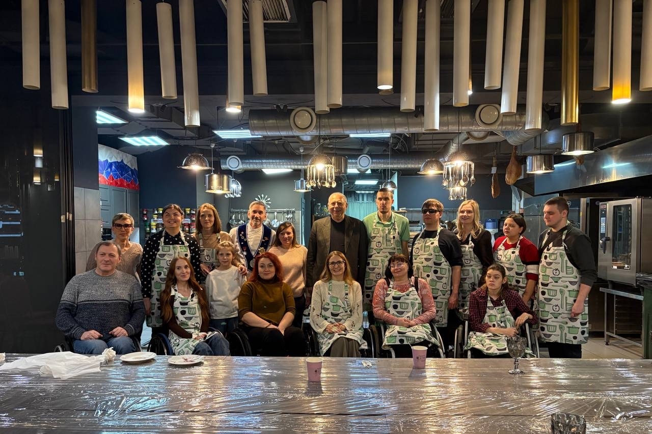 Инвалиды испекли капустный хлеб на гастроэкскурсии по Новосибирску