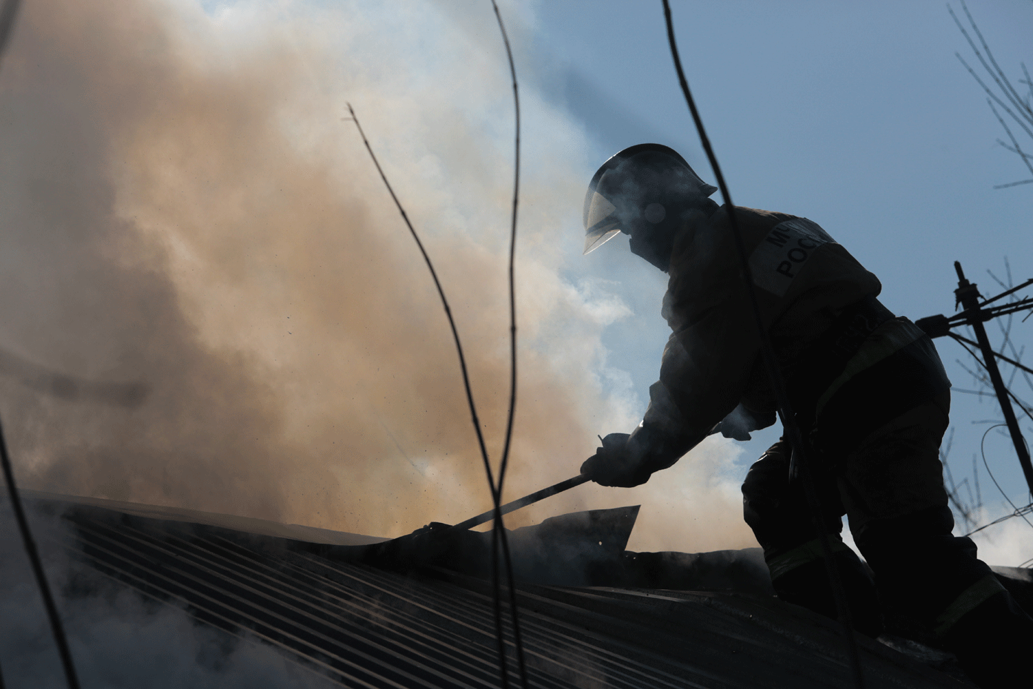 Женщина и двое детей погибли на пожаре в Майском под Новосибирском (18+)