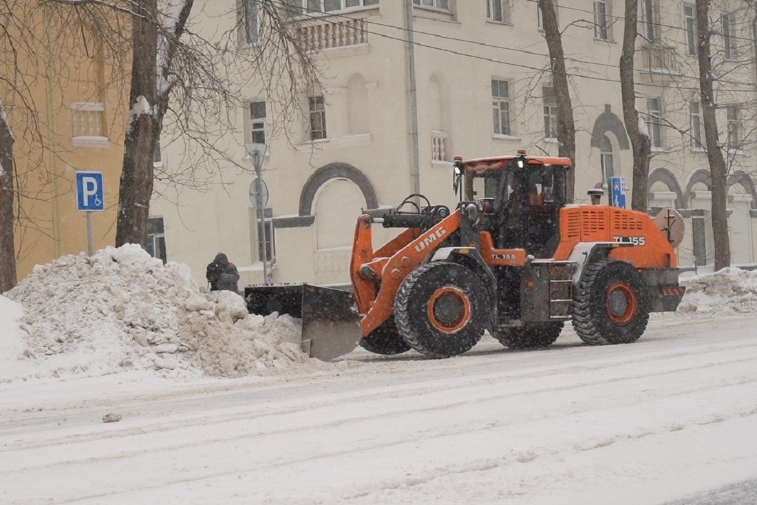 «Иду и радуюсь»: новосибирцы довольны уборкой снега на улице Мира