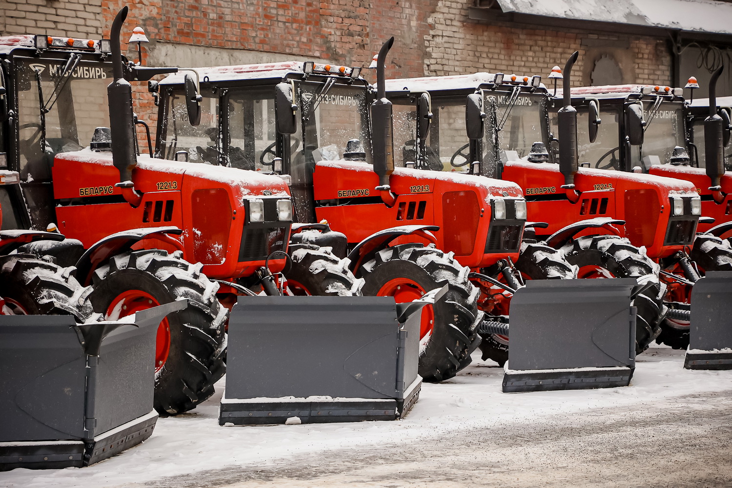 Мэр Кудрявцев осмотрел прибывшую в Новосибирск снегоуборочную технику