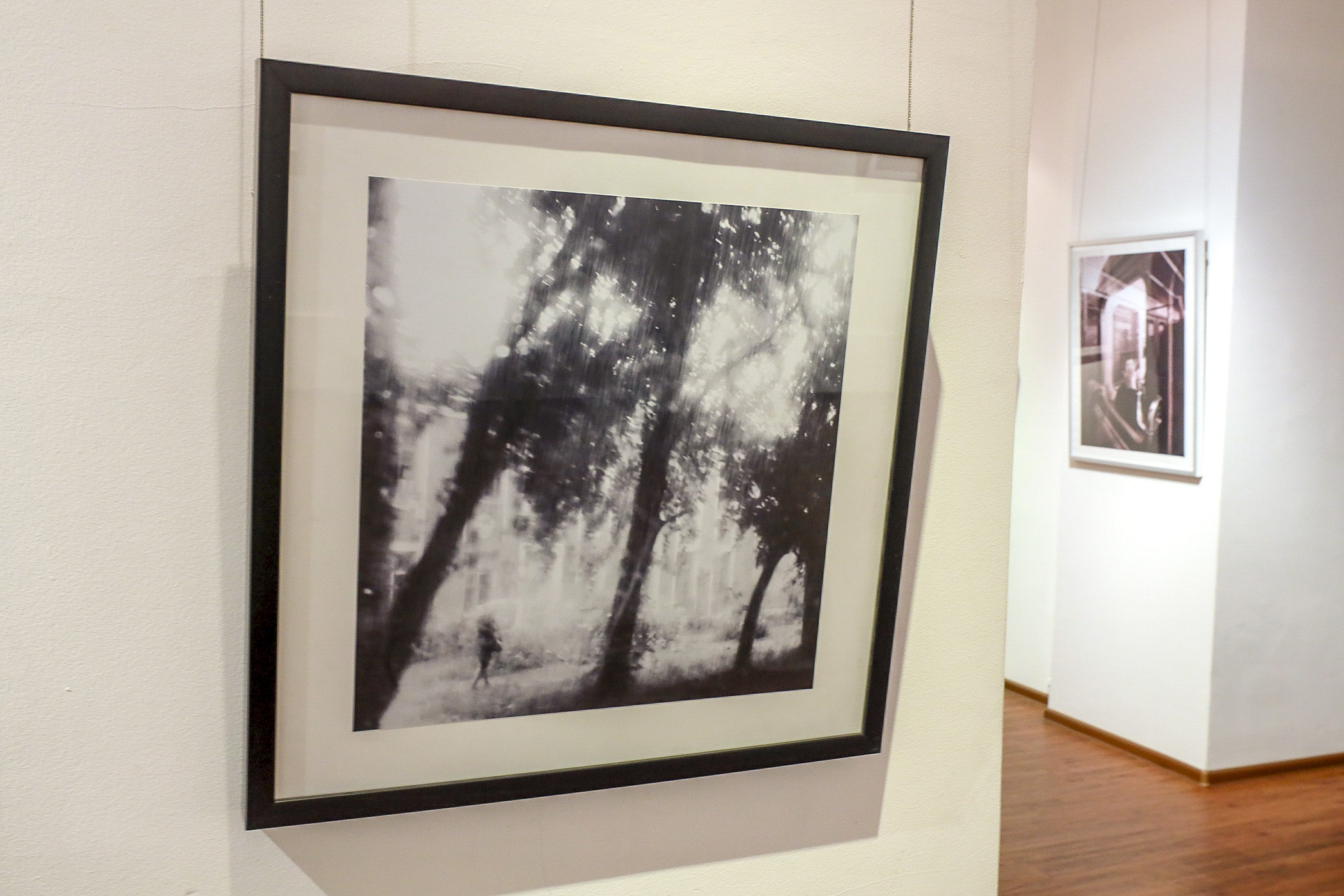 Фотограф-любитель открыл выставку «Проходя мимо» о буднях Новосибирска