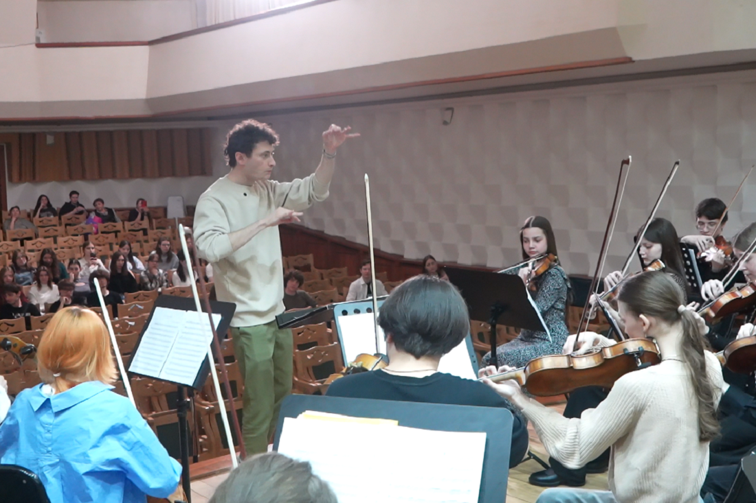 Французский дирижёр исполнил «Пляску смерти» для новосибирских школьников