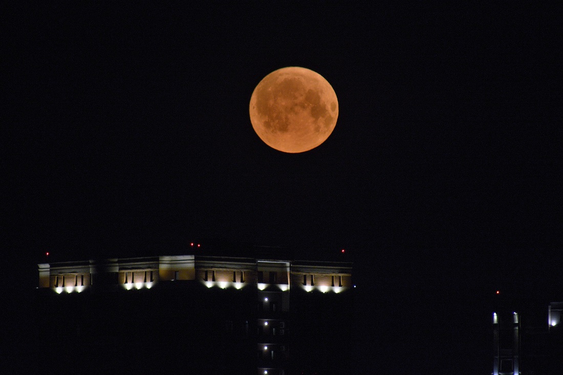 Сразу два полнолуния увидят новосибирцы в мае