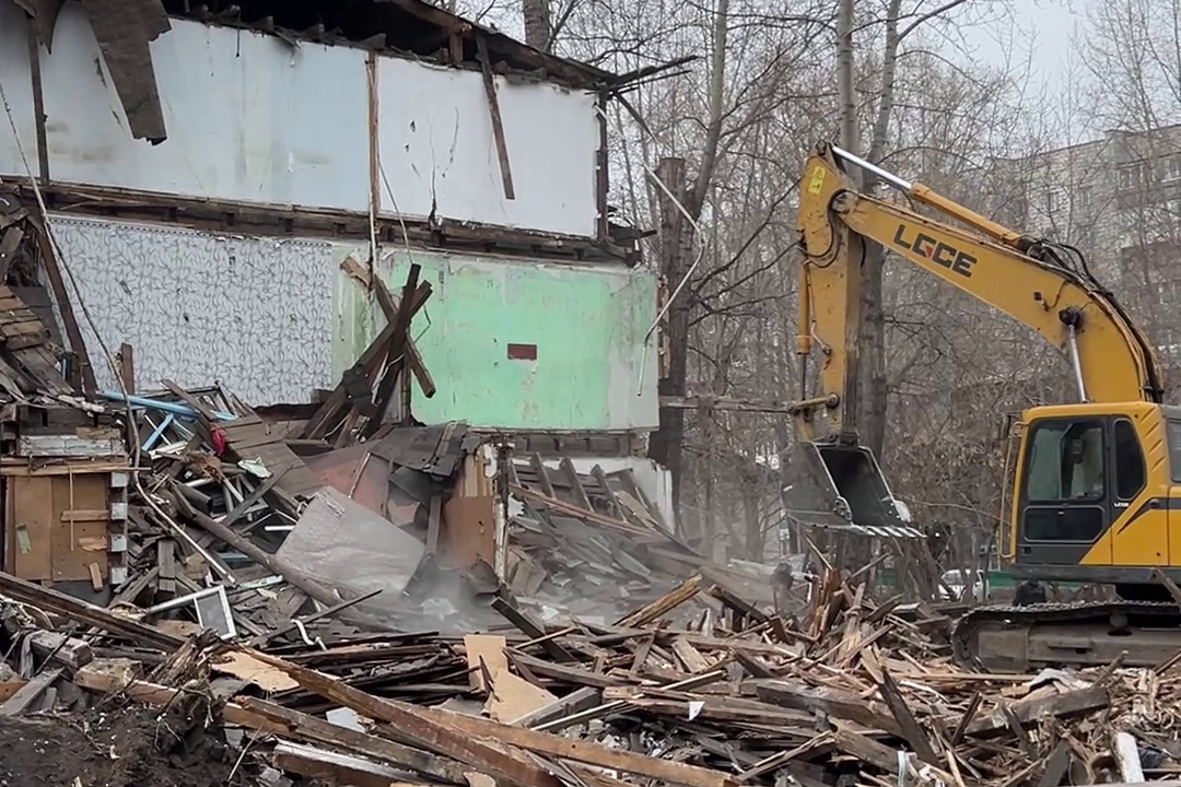 Снос ветхого жилья: бульдозер уничтожает двухэтажку у Телецентра