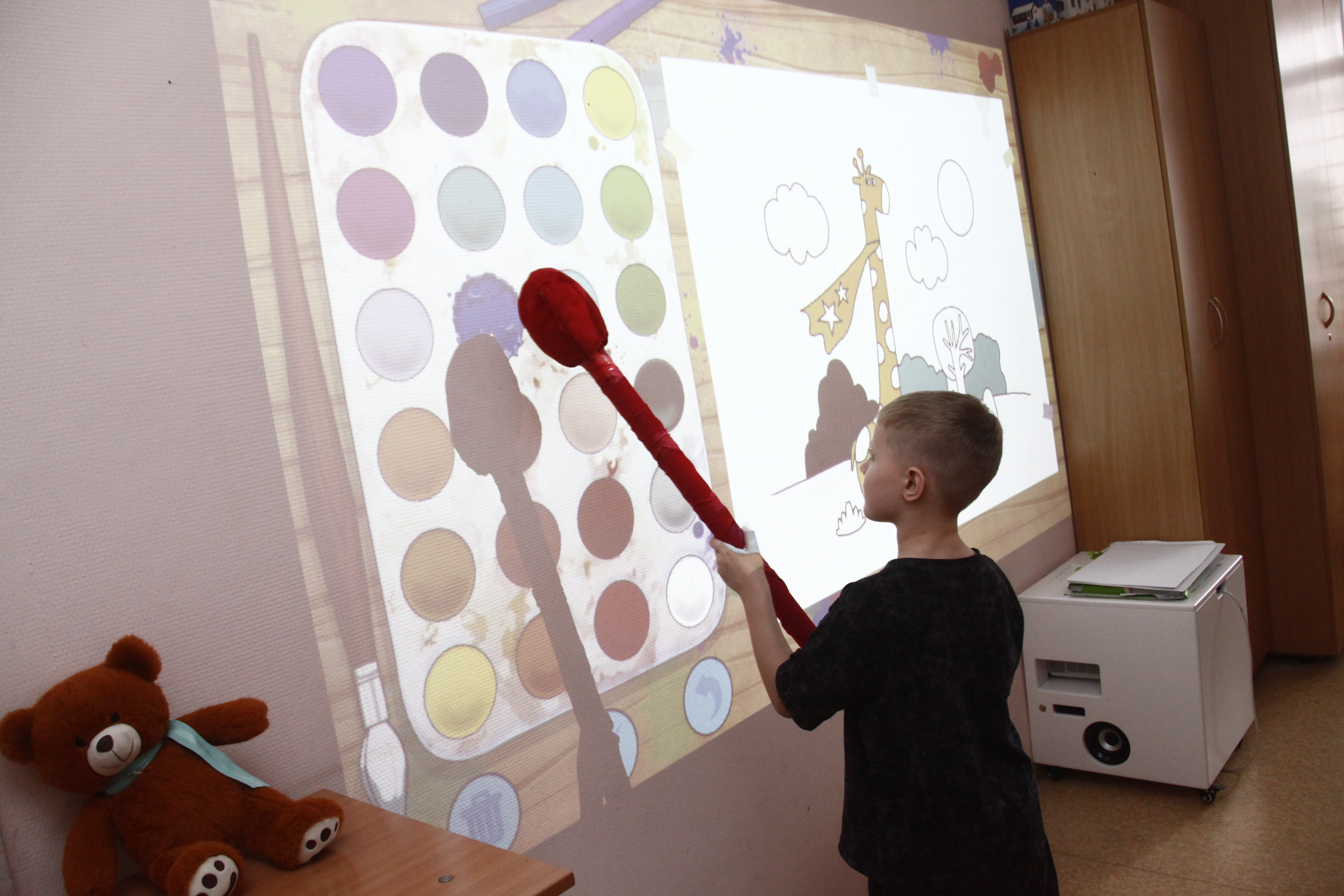 Интерактивное оборудование для реабилитации детей показал центр «Надежда»